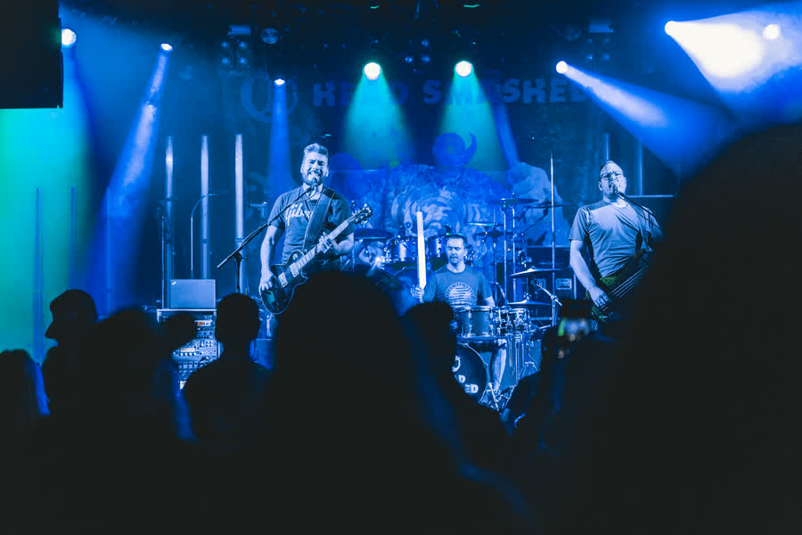 Head Smashed live, blue stage light over the crowd